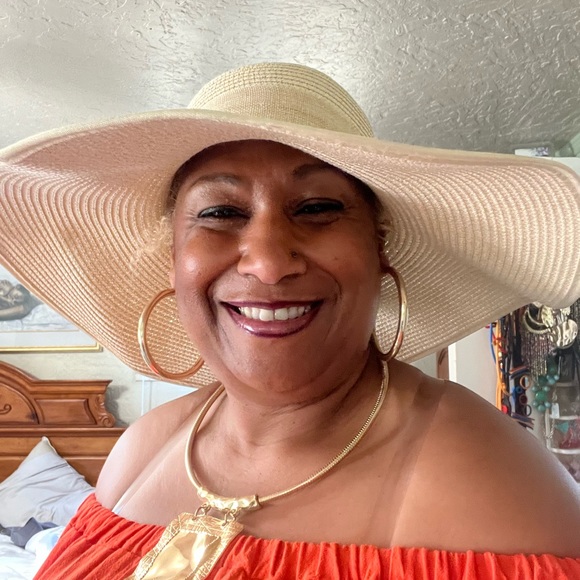 Meet your Posher, Yvette - Picture 2 of 3